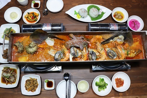 제주 중문 맛집 '갈치왕', 오픈기념으로 전복회, 문어숙회 서비스 선보여  