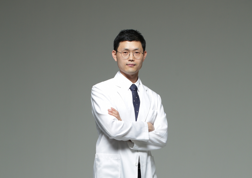 하루 종일 앉아있는 직장인 허리디스크 주의, 바른자세 유지가 우선