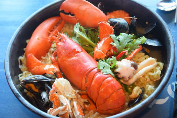 제주도 애월 손꼽히는 이색 맛집 '블랙하우스 애월점', 신메뉴 랍스타해물라면 출시