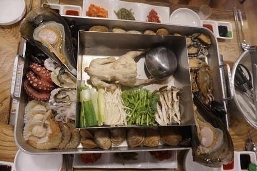 강릉 주문진 맛집 영진댁, 싱싱한 해산물의 대왕철판 '술 1+1 이벤트' 실시