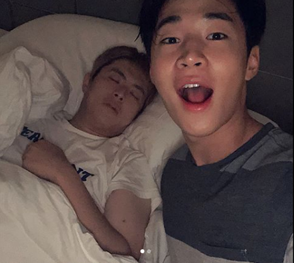 [☞핫키워드] '나혼자산다' 헨리 근황…'자고 있는 기안84 옆에서 '찰칵'