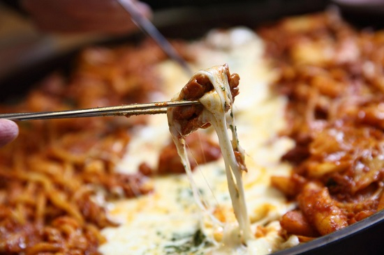 사계절 내내 구애받지 않고 남녀노소 즐길 수 있는 강릉 맛집 '솔올통나무집닭갈비'