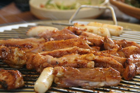 춘천 닭갈비 맛집, 신북읍 샘밭길의 원조 '강산숯불닭갈비'