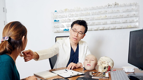 안면윤곽수술, 귀뒤사각턱 수술로 뼈와 근육을 동시에 진행 가능