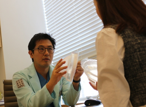 가슴지방이식 부작용에 걱정이라면, 생지방 사용이 적합할 수도