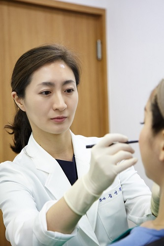 팔자주름, 수술 없이 필러와 안면리프팅으로도 개선할 수 있어