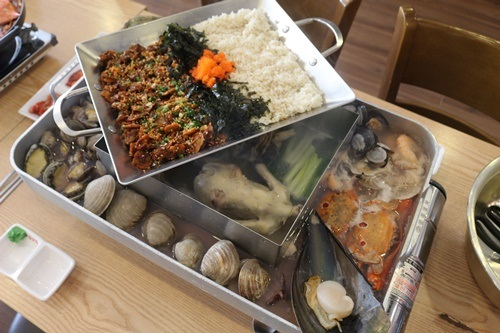 막바지 여름휴가철 안면도맛집으로 통하는 '안면가'에서 해산물가득 '용궁철판' 맛볼 수 있어 
