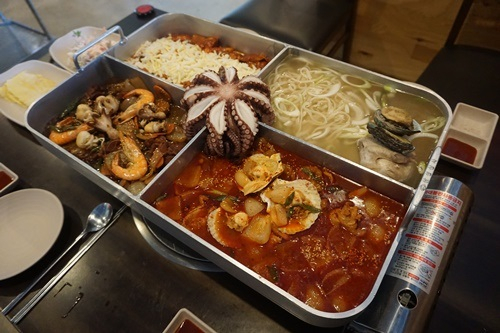춘천 닭갈비 맛집 '닭대감이야기', 춘천 대표메뉴 닭갈비와 해산물 등 즐길 수 있어