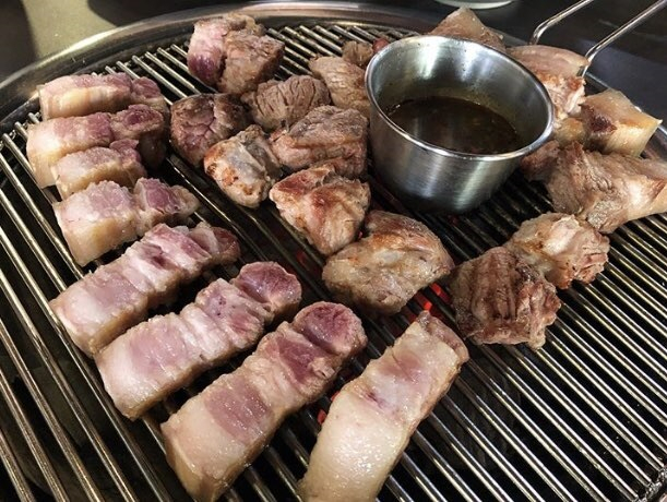 제주애월흑돼지맛집 '도민상회 본점' 제주흑돼지와 다양한 메뉴로 풍성한 한끼, 구워주는 친절한 서비스 제공