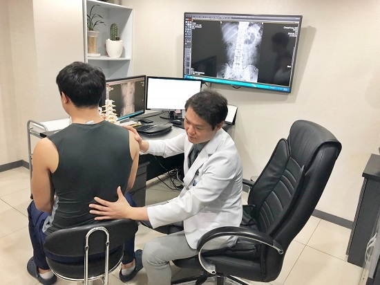 경직된 자세가 불러 오는 골반통증. 도수치료가 도움 돼