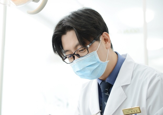 얼굴외관 지장 주는 '무턱' 현상, 치과 치아교정 치료로 개선 가능해