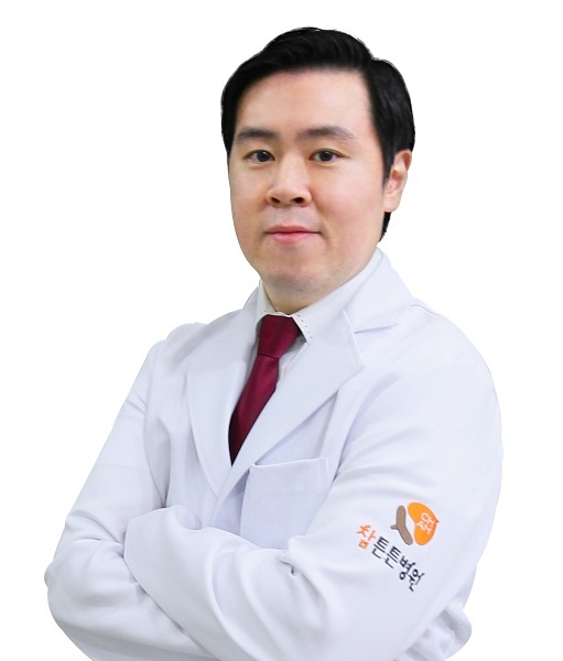 갑작스러운 어깨 관절 통증, 오십견이 의심된다면? 조기 치료 필수