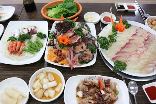 제주도맛집, '월척수산 동문시장점' 스페셜메뉴 주문시 매운탕 서비스 제공해 