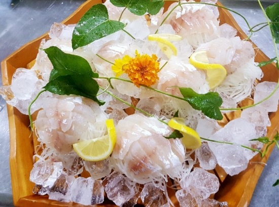 제천 청풍호 맛집 '금수산 송어장 가든', 싱싱한 송어회·간장게장·백숙 등 산해진미 가득