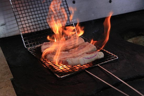 제주 협재 해수욕장 맛집, 연탄초벌구이로 즐기는 오설록 '흑돼지촌'