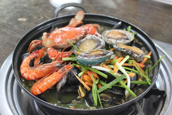 제주도 우도맛집 파도소리해녀촌, 보말육수로 만든 해물칼국수 눈길