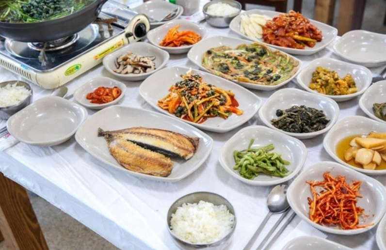 괴산 산막이옛길 맛집 '산막이아리랑전주식당', 자연산 식재료로 만든 정성 가득 한식 밥상