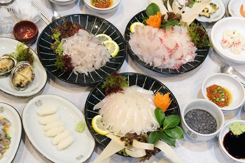 부산 광안리 횟집 '유가횟집'에서 바다를 보며 즐기는 푸짐한 회 한 상