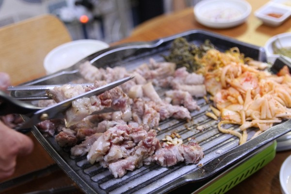 제주 애월 흑돼지 맛집 '누렁소앤도새기', 텃밭 활용한 채소재배 및 신선함 제공