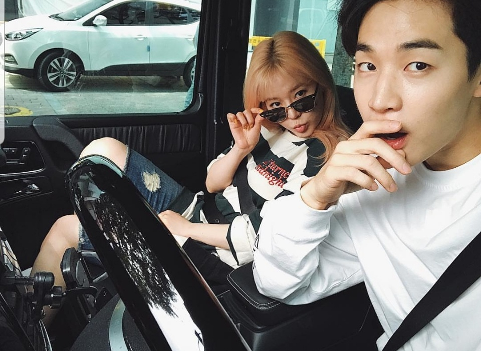 [스타☆톡] '나혼자산다' 헨리, 소녀시대 써니와 다정한 투샷 '혹시 띠아모?'