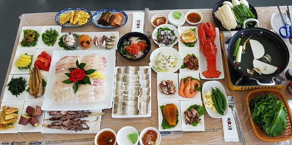 여수맛집 돌산 35년 전통 '거북선횟집' 하모샤브샤브 주문시 20여 사이드메뉴 제공