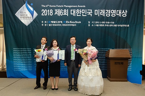 한복드레스와 그림 접목해 새 장르 연 오승희 작가, 대한민국 미래경영대상 수상