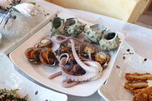 제주도 맛집 '월척수산'에서 제주도의 싱싱한 회를 무한리필로 맛보기