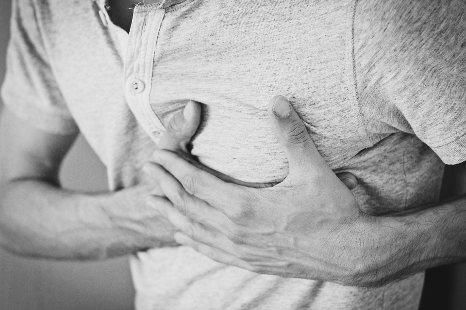아무 이유없이 가슴속이 뜨겁고 쓰린다면 '역류성식도염' 의심해야…치료방법은?