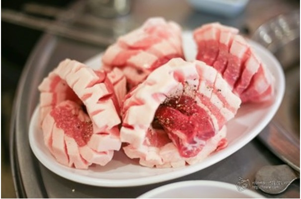 풍부한 육즙과 쫄깃한 식감의 칼집삼겹살로 유명한 신촌 맛집 '소문난집'