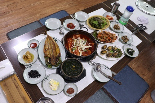 제주 중문 맛집 그린정 "옥돔, 고등어, 흑돼지 등 다양한 향토음식 맛 볼 수 있어"