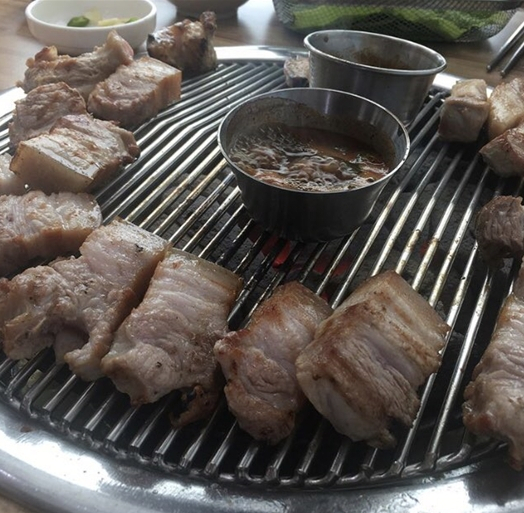함덕해수욕장 근처, '월정리 맛집' 흑돼지의 매력을 느낄 수 있는 '도민상회 월정점'