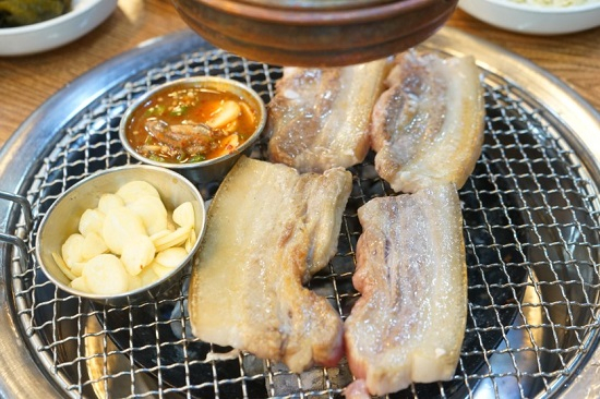 제주 애월 맛집 '한라축산정육식당' 품질 좋은 흑돼지를 푸짐하게 즐길 수 있어