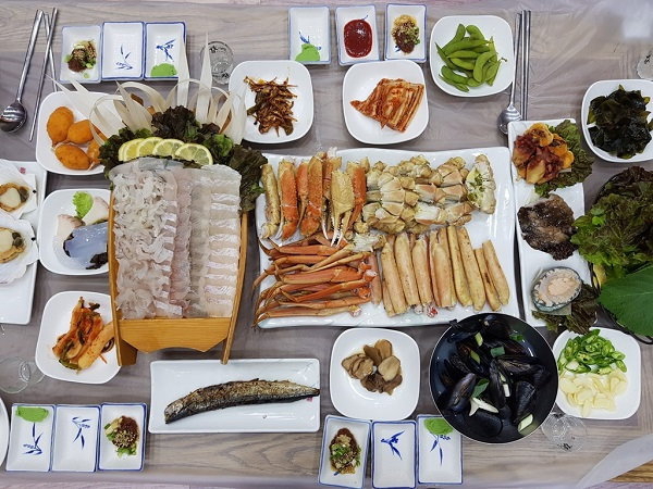 영덕 여행 중 가볼만한 곳으로 꼽히는 신선한 해산물 영덕대게맛집 '해상회식당'