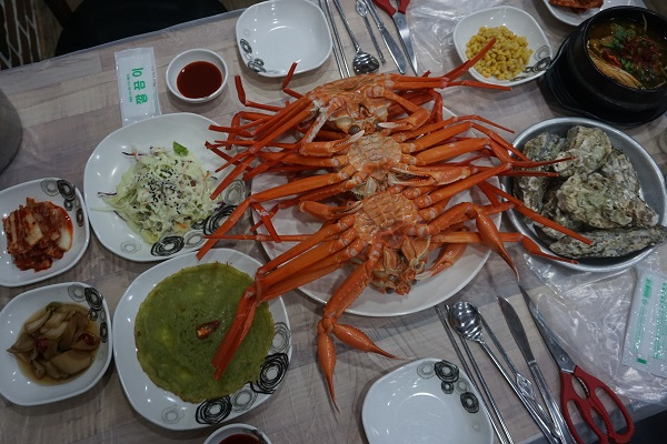 춘천맛집 '홍게좋은날' 주문진에서 공수해온 신선한 해산물을 마음껏 즐길 수 있어