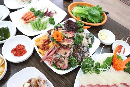 자연산 회를 맛볼 수 있는 제주도 맛집, '월척수산 동문시장점' 