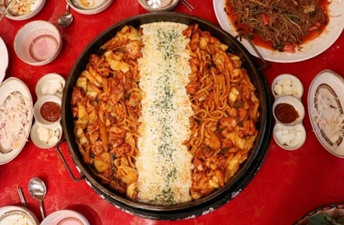 강릉 경포대맛집 '솔올통나무집 닭갈비', 강릉 식도락 여행의 매력 쭉쭉 늘어나는 치즈닭갈비