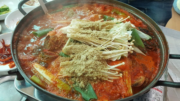 현지인들이 인정하는 게국지의 원조 안면도 맛집 '시골밥상'