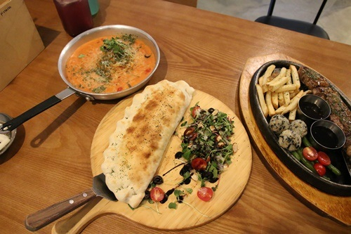 홍대 연남동 맛집 홉스피제리아'서 스테이크와 피자 동시에 '가성비 좋은 메뉴 있어'
