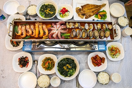 제주도 중문 맛집 '기원뚝배기' 약초숙성 문어해물통갈치조림, 맛깔스런 요리로 입소문