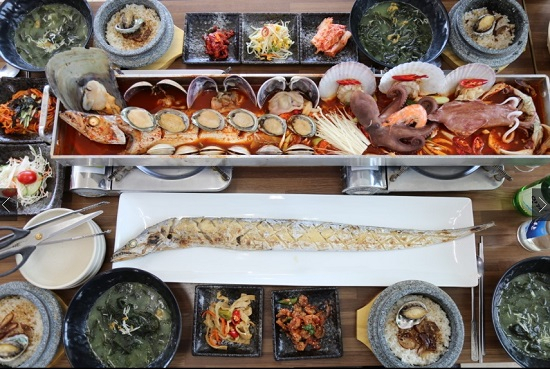 제주 중문 맛집 형제도 식당, "제주 별미 통 갈치구이·문어 해물 통 갈치조림을 푸짐하게"