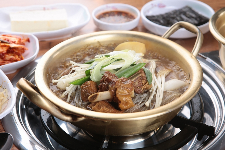 명절에 매년 먹을 수 있는 단골음식 '돼지갈비찜' 만드는 법
