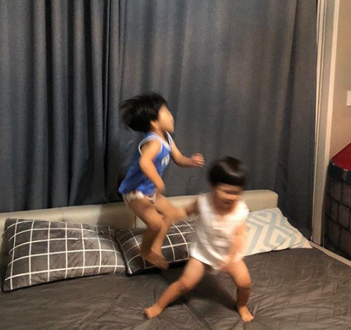 [스타☆톡] 17세 나이에 결혼 홍영기♥이세용, '똑 닮은 두 아들과 듬직한 남편' 사랑스러운 일상