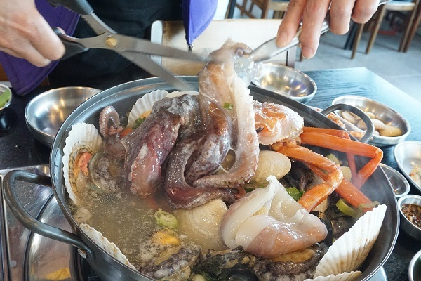 속초여행 떠나기 좋은 가을, 속초 맛집으로 유명한 '홍대포' 속초점에서 해천탕으로 든든한 식사 가능해