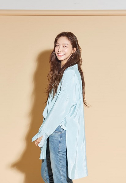 배우 신소율, 서울패션위크 방문해 자리 빛내