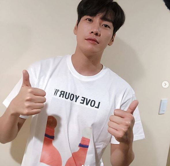 [스타☆톡] '나인룸' 김영광 근황, 블랙 핑크 제니와 똑같은 티셔츠?