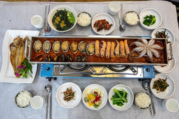 제주도 중문 맛집 '기원뚝배기' 맛깔스런 제주요리로 입소문난 문어해물통갈치조림 제공