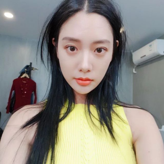 [스타☆톡]클라라 노출 없어도 섹시해…헤라 서울 패션위크로 근황 알리더니 레게 머리 소화 완벽