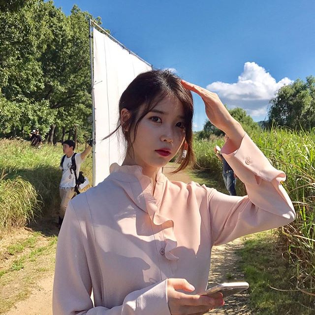 [스타☆톡]2018 아이유 콘서트 앞두고 아이유 인스타그램에 올라온 그는? 웃음버튼 정한터 정체
