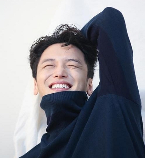 [스타☆톡] '미스터션샤인' 수염밀고 댄디해진 변요한 근황, 올해 나이 33 새로운 '남친짤' 갱신