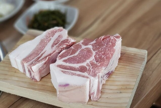제주애월맛집 '도민상회 본점', 숯불에 구워 육즙 살린 두툼한 근고기 제공